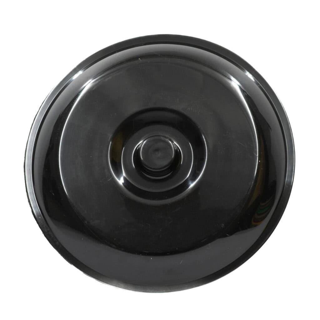 A plastic lid for a 15-litre bucket, suitable for sealing containers holding a range of substances. It provides protection and convenience during storage.